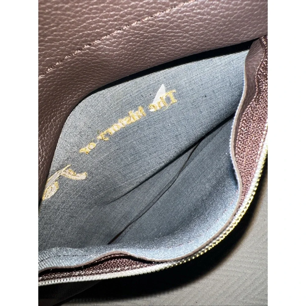 The History of Whoo Hwanyu Brown Faux Leather Carrying Case Embossed Logo Zip